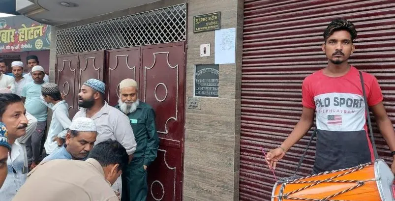 पीलीभीत: ढोल बजवाकर चस्पा कराए कुर्की उद्घोषणा नोटिस