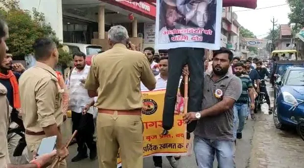 बदायूं: कन्हैयालाल की हत्या के विरोध में हिजाम का प्रदर्शन, पुलिस से धक्का-मुक्की