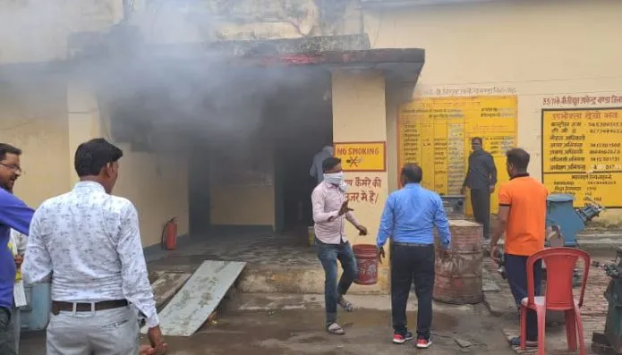 शाहजहांपुर: बिजली उपकेंद्र में लगी आग, कस्बा समेत पूरे क्षेत्र की बिजली गुल
