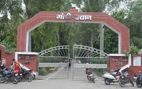 बरेली: विश्व पर्यावरण दिवस आज, ओनली वन अर्थ की थीम के तहत गांधी उद्यान में लगाए गए पौधे