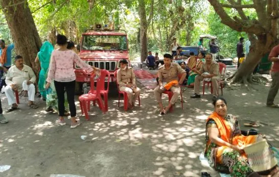 पीलीभीत: महिला आरक्षी कर रहीं आराम, श्रद्धालुओं में रोष