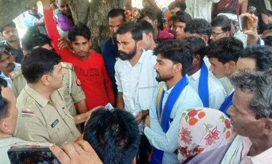 लखीमपुर-खीरी: कार्रवाई की मांग पर अड़े परिजन माने, 24 घंटे बाद शव का किया अंतिम संस्कार