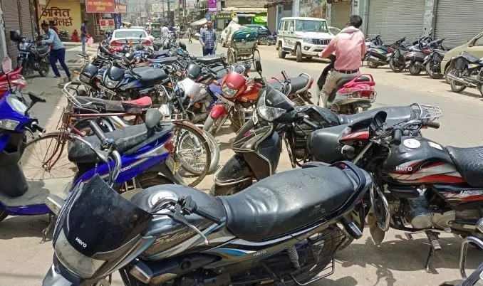 लखीमपुर-खीरी: सड़क से लेकर फुटपाथ तक कब्जा, अफसर खामोश