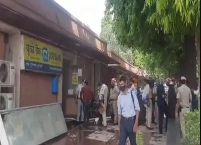 सुप्रीम कोर्ट परिसर यूको बैंक में लगी आग, मची अफरा-तफरी 
