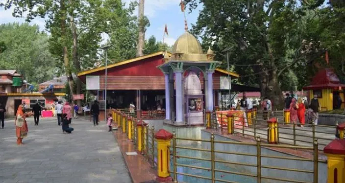 कड़ी सुरक्षा के बीच खीर भवानी मंदिर में दर्शन के लिए रवाना हुए 200 से ज्यादा कश्मीरी पंडित