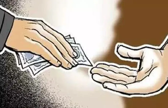 बरेली: रिश्वत लेते वार्ड ब्वाय का वीडियो वायरल, कर्मचारियों में मची खलबली, अफसर अंजान