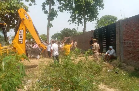 लखीमपुर-खीरी: वन विभाग ने पुलिस प्रशासन का सहयोग लेकर हटाया अतिक्रमण