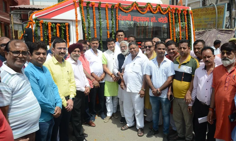 बरेली: ब्लड टेस्टिंग मशीन और 16 लाख की कीमत का स्वर्गधाम वाहन किया दान