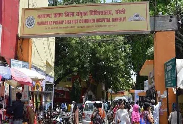 बरेली: रिश्वत लेने वाले वार्ड ब्वॉय की प्लास्टर कक्ष से बदली ड्यूटी