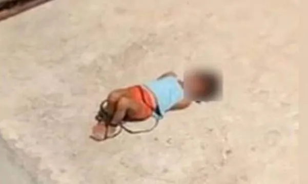 क्रूरता की हदें पार, होमवर्क न करने पर मां ने बेटी के हाथ-पैर बांध कड़ी धूप में छोड़ा, देखें वीडियो