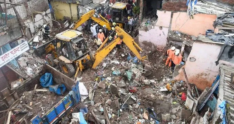 मुंबई में तीन मंजिला इमारत ढहने से एक व्यक्ति की मौत, 18 लोग घायल