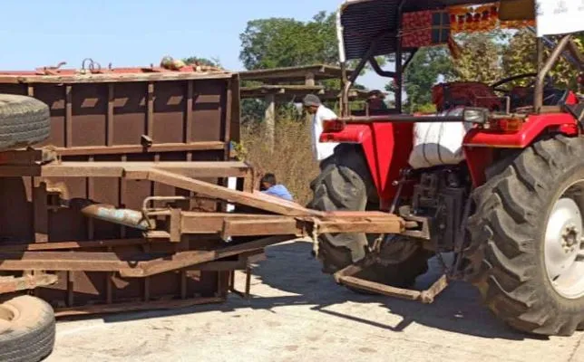ट्रैक्टर ट्रॉली पलटने से बड़ा हादसा, दो दर्जन से ज्यादा लोग घायल