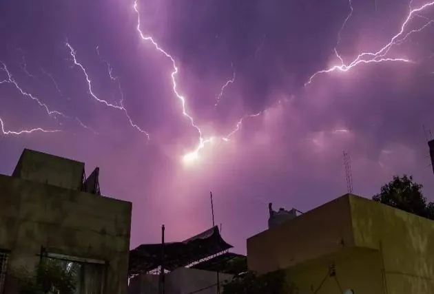 असम में बिजली गिरने से छह महिलाएं झुलसीं, कई जिलों में हो रही भारी बारिश
