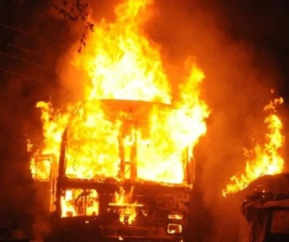 जम्मू-कश्मीर के बांदीपोरा में ट्रक में लगी आग, कंडक्टर की जलकर मौत, चालक गंभीर रूप से झुलसा