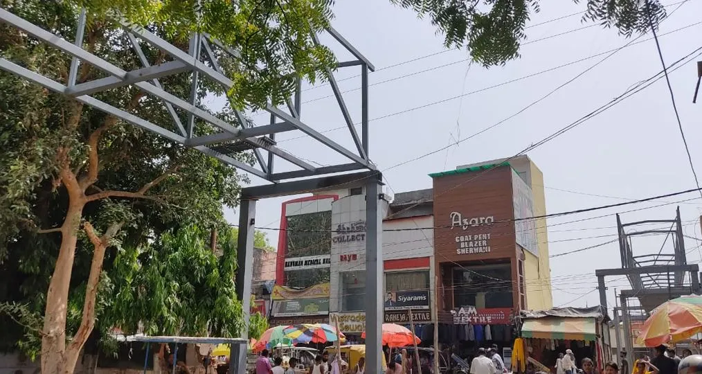 बरेली: जिला अस्पताल में बन रहे फुट ओवरब्रिज के निर्माण को लगा झटका