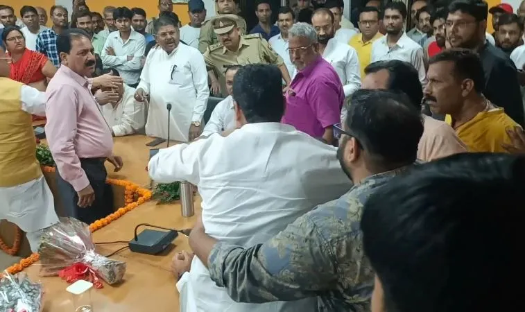 मुरादाबाद: प्रभारी मंत्री की बैठक में हंगामा, पिछड़ा वर्ग प्रकोष्ठ के नेता से हाथापाई, भाजपा नेताओं ने साधी चुप्पी
