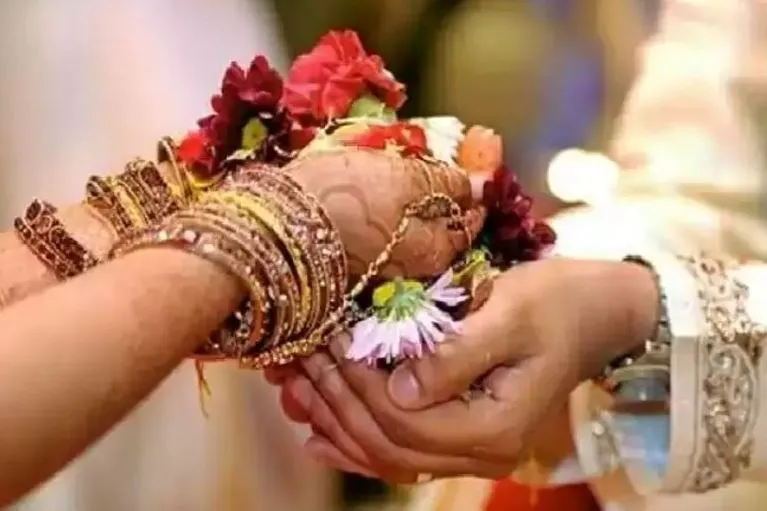 इश्कबाज महिला की काली करतूत आई सामने, दो पतियों को छोड़ तीसरे के साथ भाग निकली, शिकायत दर्ज कराने पहुंचे दोनों पति