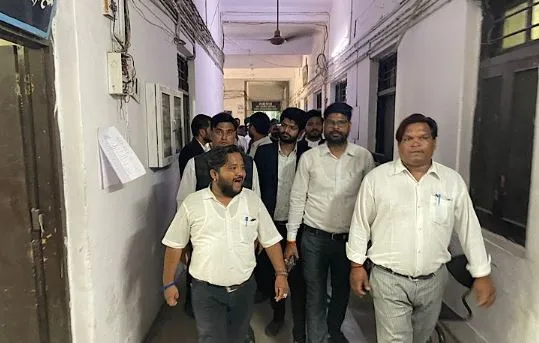 आत्मदाह मामले में दोषियों की गिरफ्तारी की मांग को लेकर वकीलों में रोष, कलेक्टर कार्यालय पर किया प्रदर्शन