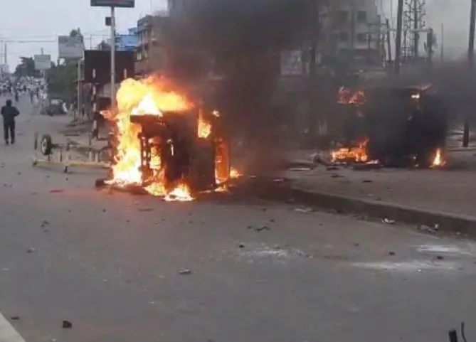 नूपुर शर्मा टिप्पणी: हावड़ा में बवाल, प्रदर्शनकारियों ने पुलिस की गाड़ी में लगाई आग, दक्षिण पूर्व रेलवे सेवा भी बंद