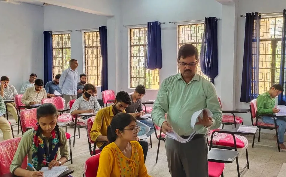 बरेली: बीएएमएस की परीक्षा में पकड़ा नकलची