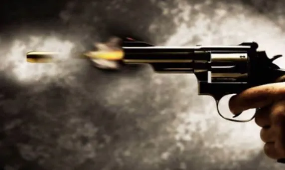 हत्यारोपियों ने पुलिस पर किया हमला, बदले में दागी गईं गोलियां, दो घायल