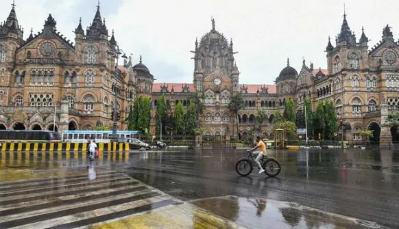 मुंबई में मानसून की एंट्री, तेज आंधी के साथ हुई बारिश, कई जगह उखड़े पेड़