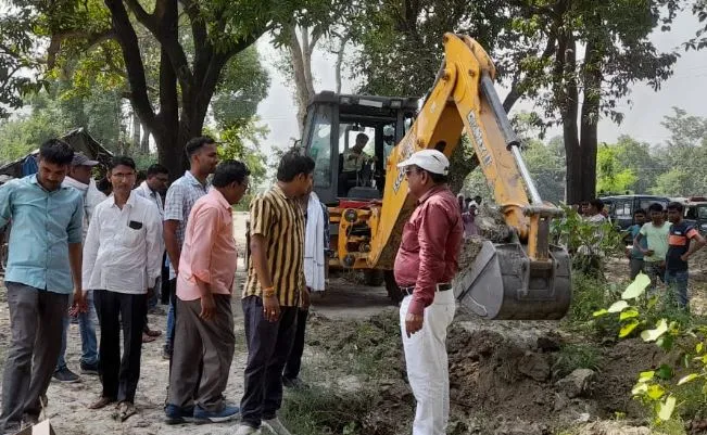 लखीमपुर-खीरी: धौरहरा में राजस्व टीम, पुलिस बल की मौजूदगी में गरजी जेसीबी