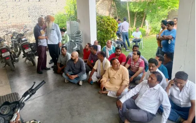 बरेली: कोहाड़ापीर पर पुुल बनने से व्यापारियों में आक्रोश, सांसद कार्यालय पर धरने पर बैठे