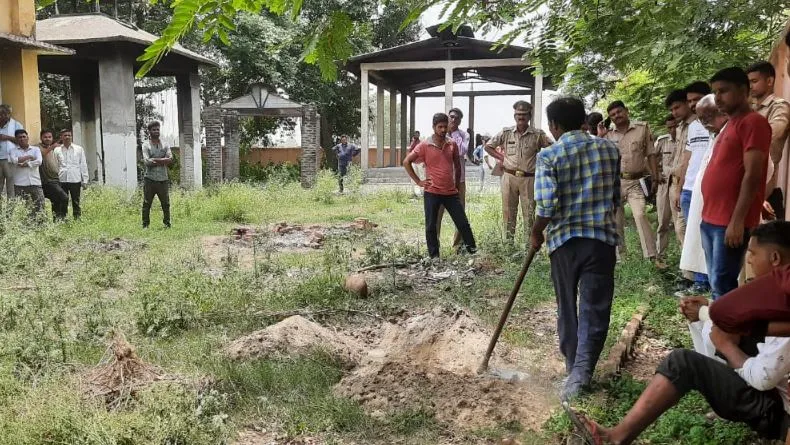 पीलीभीत: पांच माह बाद मासूम का शव कब्र से निकालकर पोस्टमार्टम को भेजा