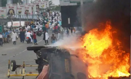 बंगाल के नदिया जिले में भड़की हिंसा, लोकल ट्रेन पर प्रदर्शनकारियों ने किया हमला
