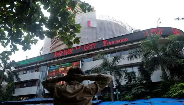 भारी गिरावट के साथ खुला भारतीय शेयर बाजार, सेंसेक्स 1500 अंक गिरकर 53,000 अंकों के नीचे फिसला