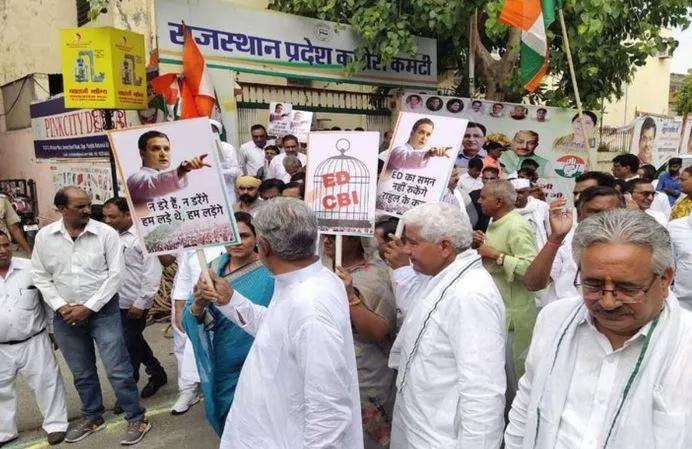 कांग्रेस ने सोनिया को समन के विरोध में जयपुर में निकाला पैदल मार्च