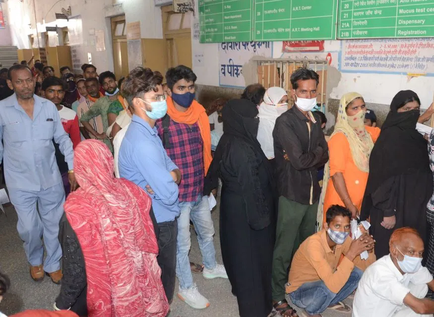 बरेली: मरीजों की लगी कतार, ओपीडी से डाक्टर गायब