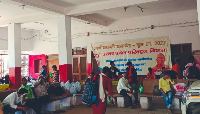 लखीमपुर-खीरी: एसी में अधिकारी तो पंखे को तरस रहे रोडवेज के यात्री