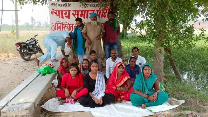 लखीमपुर-खीरी: बिजली कटौती से परेशान भूख हड़ताल पर बैठीं महिलाएं