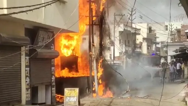 शाहजहांपुर: ट्रांसफार्मर में लगी आग, मोहल्ले की बिजली गुल