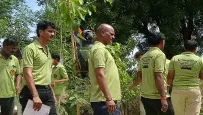 पति प्रदर्शन: पत्नियों से दुखी पतियों ने की पीपल की पूजा, कहा- नहीं चाहिए ऐसी पत्नी