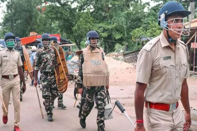 पश्चिम बंगाल के हिंसा प्रभावित जिलों में स्थिति शांतिपूर्ण, भारी पुलिस बल तैनात, इंटरनेट सेवाएं शुरू