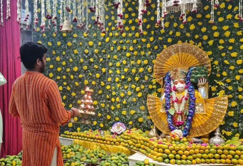 बरेली: बड़े मंगल पर बड़ा बाग हनुमान मंदिर में सजा फूल बंगला