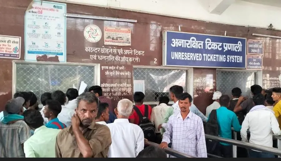 बरेली: जंक्शन पर खराब हुई एटीवीएम, काउंटर पर लगी लाइन