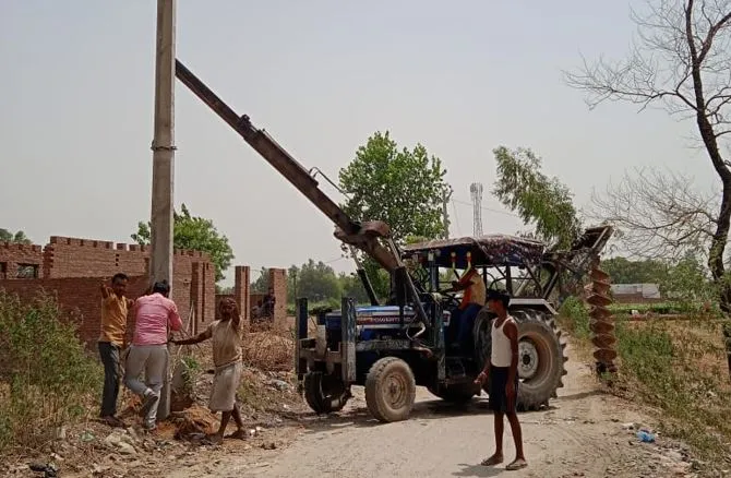 बरेली: पालपुर में लगे बिजली के खंभे, दूर होगा संकट