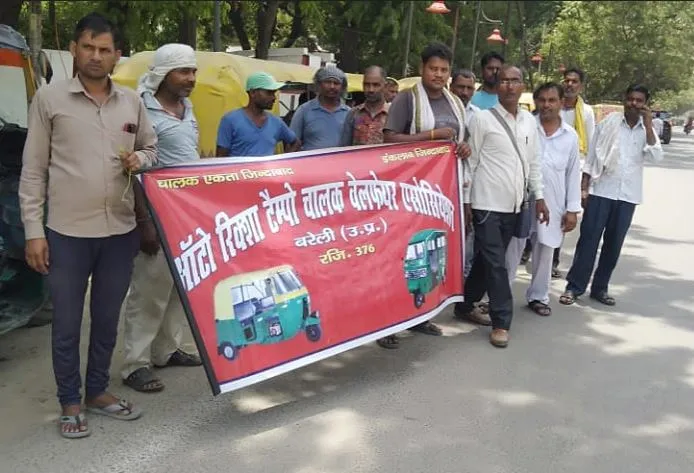 बरेली: ऑटो स्टैंड की मांग को लेकर चालकों ने मंडलायुक्त को दिया ज्ञापन