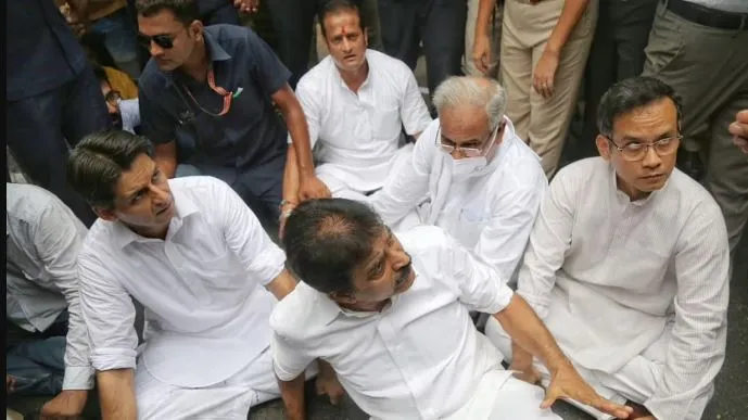 पुलिस और कांग्रेस कार्यकर्ताओं के बीच झड़प, राहुल गांधी से ED की पूछताछ के बीच दफ्तर में घुसी पुलिस