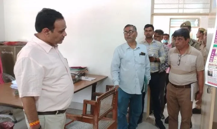 शाहजहांपुर: सूचना भवन के निर्माण में गड़बड़ियां देख डीएम का पारा हुआ हाई