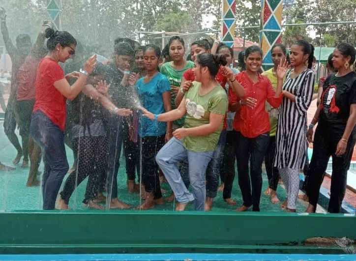 बरेली: छात्राओं ने वाटर पार्क में मस्ती करके गर्मी से पाई मुक्ति