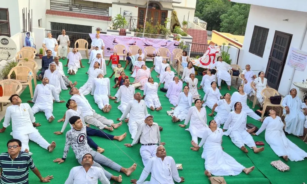 बरेली: ब्रह्माकुमारी ने पौधा देकर देखभाल का दिलाया संकल्प