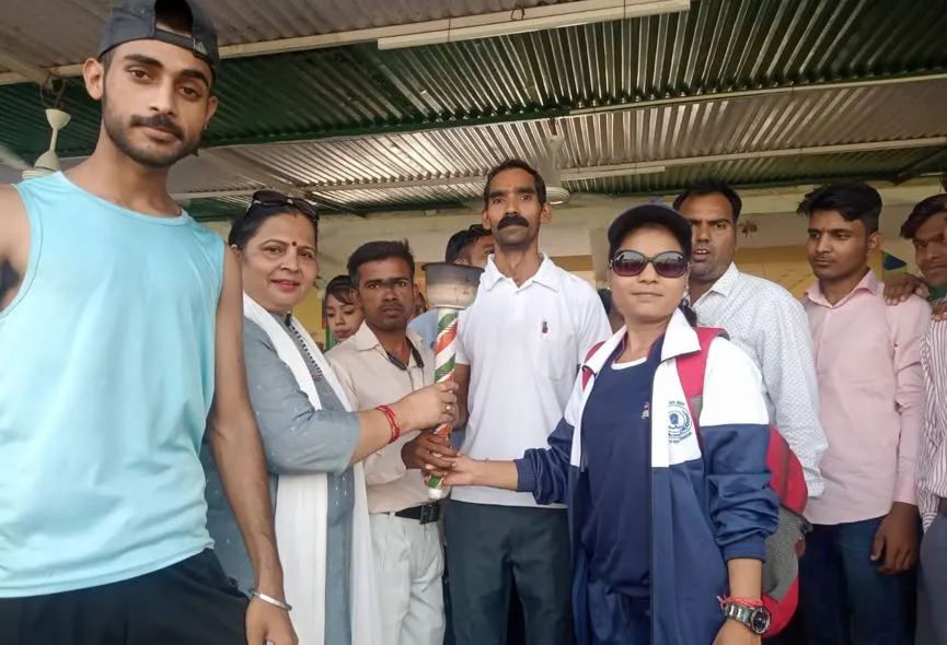 बरेली: अमृत योग सप्ताह में मशाल लेकर दौड़े युवा