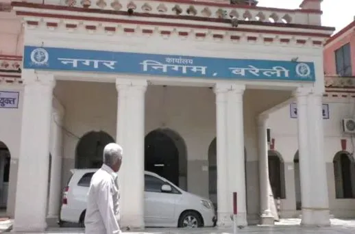 बरेली: अस्पताल के लिए दान की गई जमीन पर खुल गईं दुकानें, नगर आयुक्त से मिले परिजन