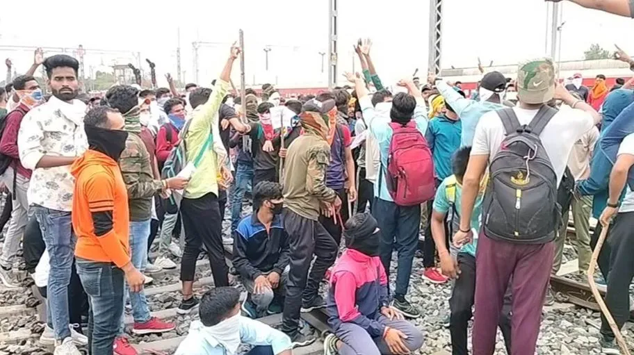 ‘अग्निपथ’ के खिलाफ इंदौर में ट्रेन रोककर पथराव, पुलिस ने किया लाठीचार्ज