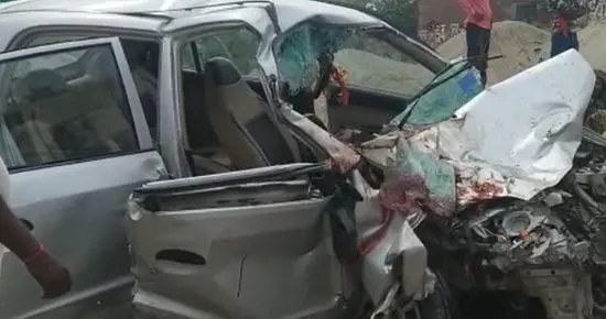 पीलीभीत: हाईवे पर तेज रफ्तार कार ट्रैक्टर ट्रॉली में जा घुसी , पिता-पुत्र और ठेकेदार की मौत